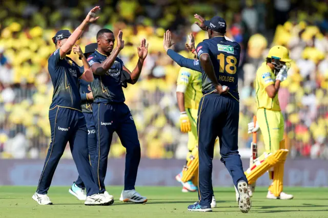 இந்தப் போட்டியில் 3 விக்கெட்டுகள் வீழ்த்தி ஆட்ட நாயகன் விருது வென்றார் ககிஸோ ரபாடா