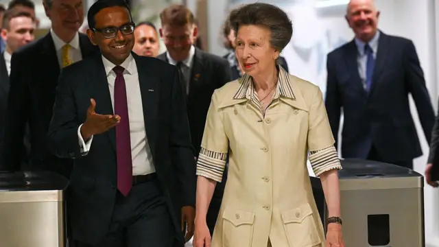 شهزادګۍ ان په خپلو ګران بیه جامو سره/ کې