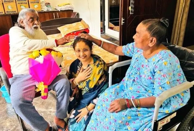 ससुर पूर्व मुख्यमंत्री शिबू सोरेन और सास रुपी सोरेन का आशीर्वाद लेतीं कल्पना सोरेन