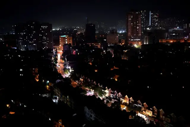 Thủ đô Hà Nội chìm trong bóng tối