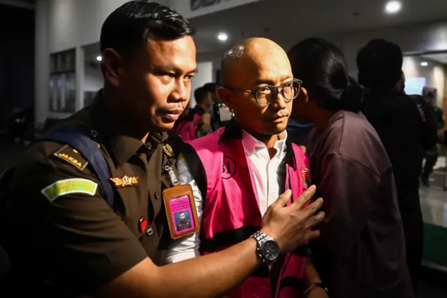 Direktur optimasi feedstok dan produk PT Kilang Pertamina Internasional, Sani Dinar Saifuddin (tengah) berjalan memasuki mobil tahanan usai ditetapkan sebagai tersangka kasus dugaan korupsi dalam tata kelola minyak mentah dan produk kilang pada PT Pertamina Subholding dan Kontraktor Kontrak Kerja Sama (KKKS) tahun 2018-2023 di Kejaksaan Agung, Jakarta, Selasa (25/2/2025). Kejaksaan Agung menetapkan tujuh tersangka dalam kasus dugaan korupsi tata kelola minyak mentah dan produk kilang pada PT Pertamina Subholding dan Kontraktor Kontrak Kerja Sama (KKKS) tahun 2018-2023.