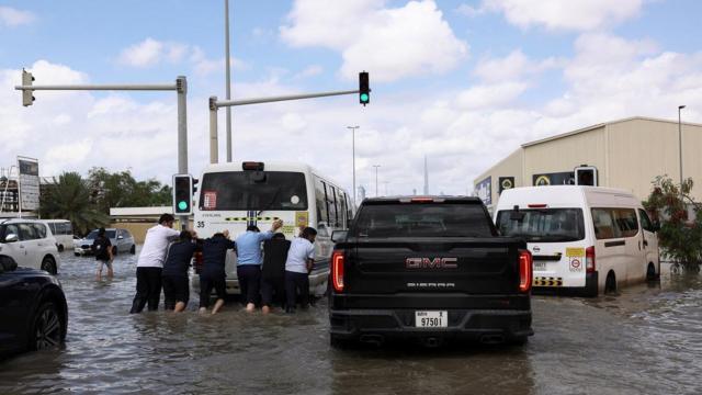 المياه تغمر المطار ومرافق عامة وأسواقا في دبي