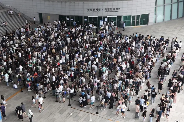 국립중앙박물관에 긴 줄을 서 있는 사람들