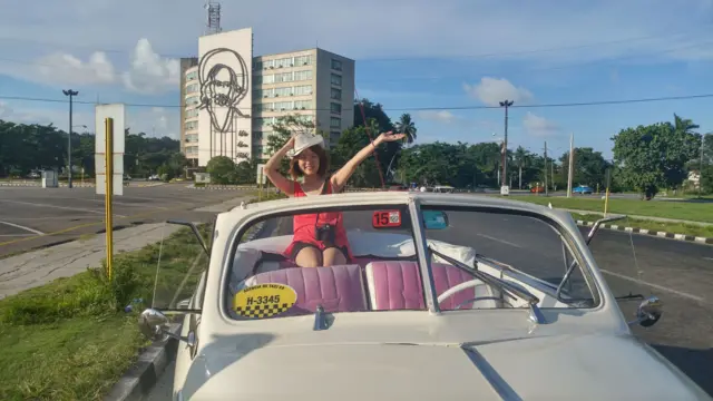 쿠바 올드카 뒷자석에 탄 김지윤씨