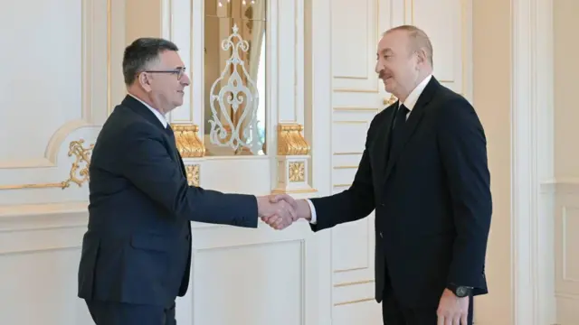 Gideon Saar və İlham Əliyev salamlaşırlar