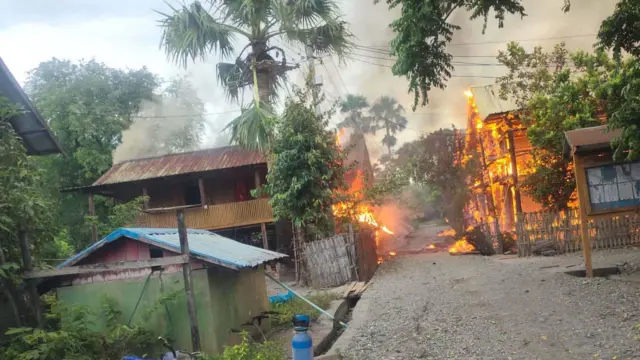 ဇွန်လ ၂၇ ရက် ညနေပိုင်းက လေကြောင်းကနေ ဗုံးကြဲခံလိုက်ရလို့ မီးလောင်နေတဲ့ ဆော၊ နတ်ကောင်းကျင်းကျေးရွာက နေအိမ်တချို့