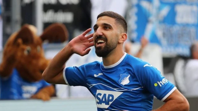 صورة لمؤنس دبور في إحدى المباريات