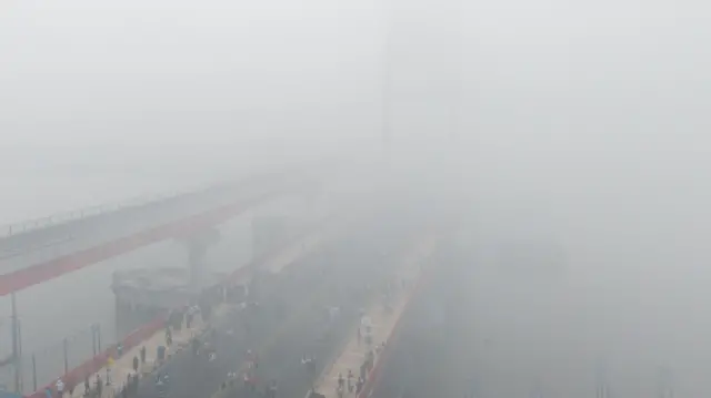 Foto udara Jembatan Ampera Palembang yang tertutup kabut asap saat pelaksanaan hari bebas kendaraan bermotor (HBKB) di Kota Palembang, Sumatera Selatan, Minggu (23/8/2026).