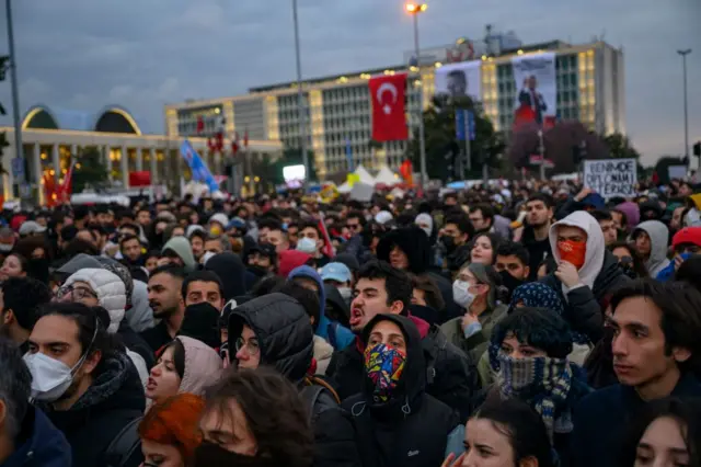 Saraçhane'de İBB operasyonlarını protesto eden gençler