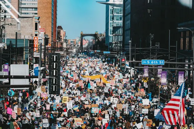 မင်နီယာပိုလစ်မြို့က ဆန္ဒပြနေတဲ့လူအုပ်ကြီး