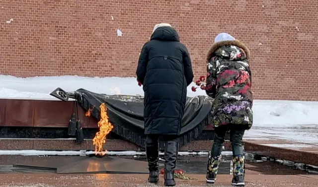 Abagore babiri bashyira indabo ku rukuta i Kremlin