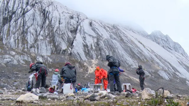 Anindita Pradana dan rombongannya mendaki Carstensz Pyramid, Papua Tengah.