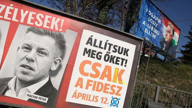 Два билборда, призывающие голосовать за «Фидес», на одном из них изображен Петер Мадьяр, на другом — Виктор Орбан.