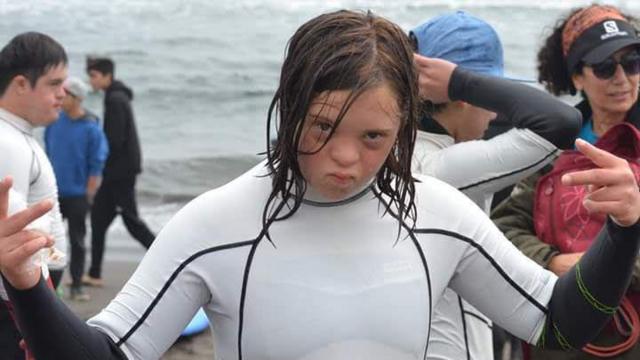 Valentina saliendo del mar tras hacer surf