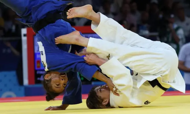 ともえ投げを仕掛ける角田