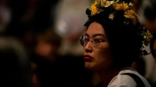 অভিযুক্ত ধর্ষণকারীদের খালাস পাওয়ার প্রতিবাদে গড়ে ওঠা আন্দোলনে এক নারী