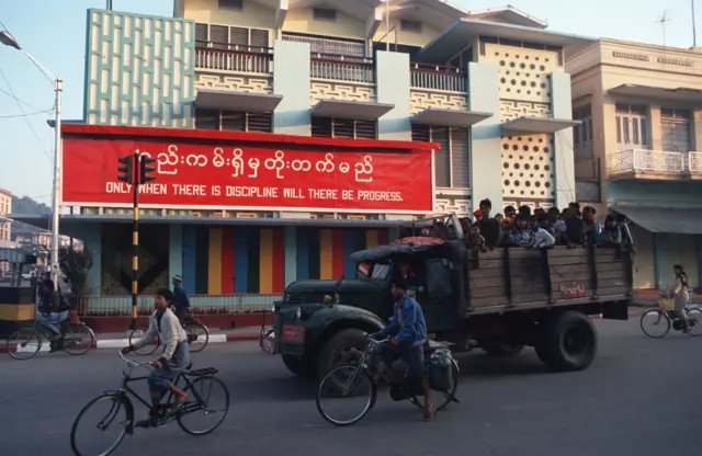 ၁၉၉၀ ကျော် မန္တလေးမြို့လယ်ရှုခင်း