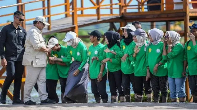 Presiden Prabowo Subianto menyapa petani di Desa Telaga Sari, Distrik Kurik, Merauke, Minggu (03/11). Distrik ini merupakan salah satu tujuan transmigrasi dari luar Papua yang ditetapkan pemerintah Orde Baru.