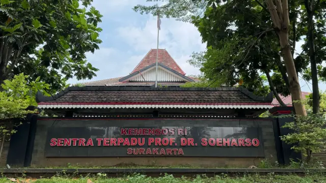 Solo adalah satu dari sekitar 60 lokasi percontohan untuk sekolah rakyat, tepatnya berada di Sentra Terpadu Prof Dr Soeharso milik Kemensos.