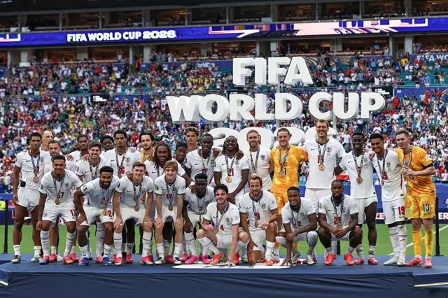 Los jugadores de Inglaterra tras recibir sus medallas por el tercer puesto en el Mundial.