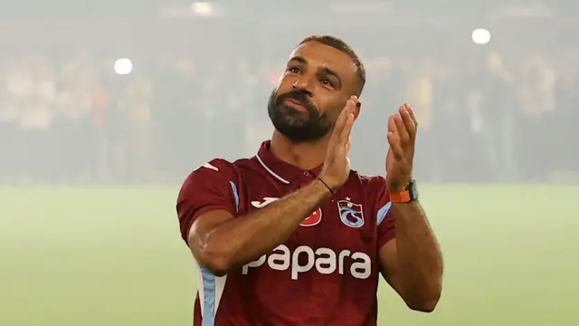 Mohamed Salah sahada alkış tutarken