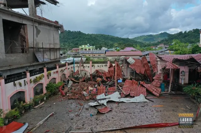 လေကြောင်းဗုံးထိမှန်ခဲ့တဲ့ လားရှိုးမြို့ ရပ်ကွက် ၅ ကလူနေအိမ်