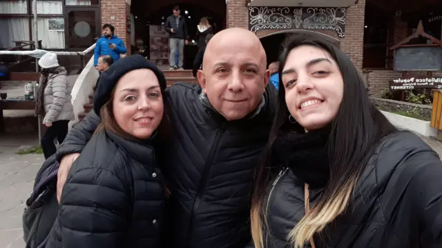 Una mujer, su pareja hombre y la hija de ambos