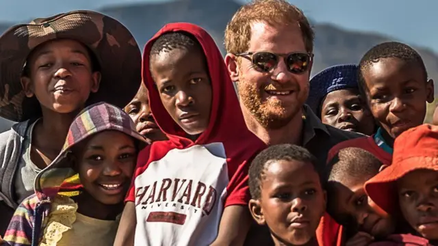 Prince Harry wit pikin dem