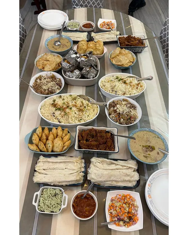 કેરળ, મેપિલ્લા, મુપાલ્લાહ, ભોજન સમારંભ, 40 દિવસમાં 100 ભોજન, અજબગજબની વાત, સાસુ જમાઈ સ્નેહ, કેરળમાં નવપરિણીત યુગલ, આશ્ચર્યજનક પરંપરા, બીબીસી ગુજરાતી