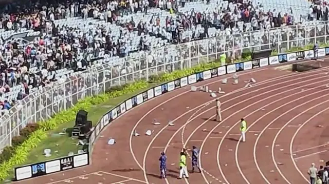 दर्शकों का हंगामा