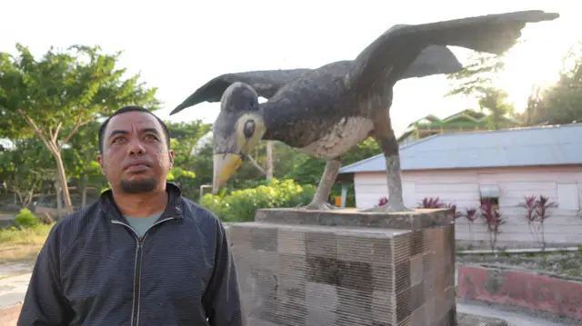 Abdiwaldi mengaku lebih mudah menemukan maleo dalam bentuk patung daripada di alam Bakiriang.