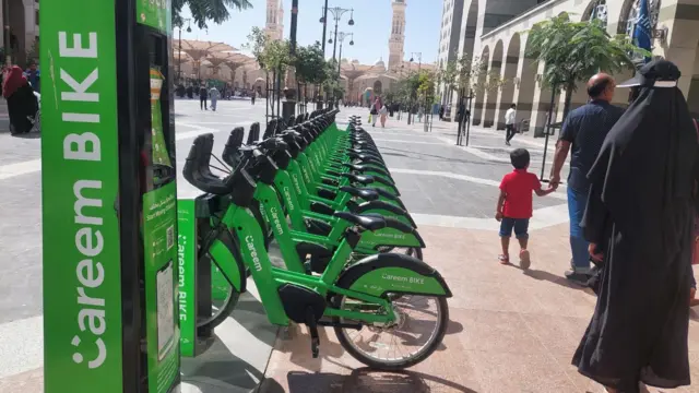 Sepeda-sepeda yang bisa disewa di Madinah, Arab Saudi.