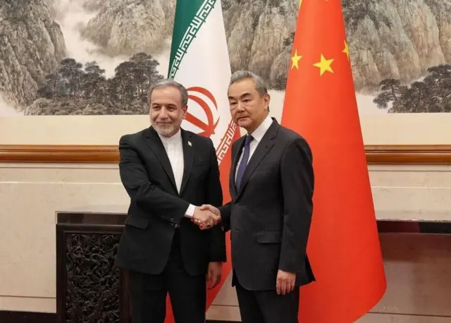 هم‌زمان با دیدار عباس عراقچی و وانگ یی، وزرای خارجه ایران و چین، در ۶ مه، آمریکا یک پیشنهاد ۱۴بندی ارائه کرد