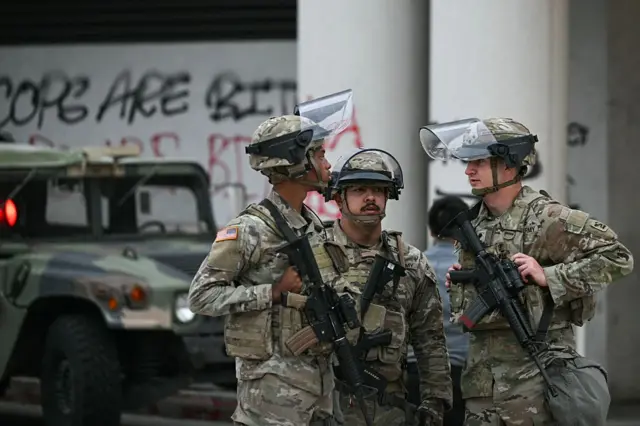 Miembros de la Guardia Nacional de California vigilan fuera del Edificio Federal Edward R. Roybal en la mañana del 10 de junio de 2025, tras otro día de protestas en respuesta a las operaciones federales de inmigración en Los Ángeles.  (Foto por RONALDO SCHEMIDT / AFP) (Foto por RONALDO SCHEMIDT/AFP a través de Getty Images)
