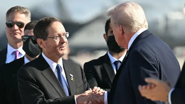 इस साल अक्तूबर में इसराइल के दौरे पर गए अमेरिकी राष्ट्रपति डोनाल्ड ट्र्ंप का स्वागत इसराइली राष्ट्रपति आइज़ैक हरज़ोग ने किया था