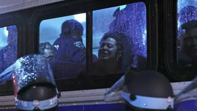 রাত সাড়ে নয়টায় অভিযান শুরু করে পুলিশ