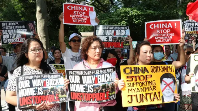 အမေရိကန်ပြည်ထောင်စု နယူးယောက်မြို့ တရုတ်နိုင်ငံအမြဲတမ်းကိုယ်စားလှယ်ရုံးရှေ့မှာ မြန်မာနိုင်ငံသားတွေ တရုတ်ကို ဆန္ဒပြ