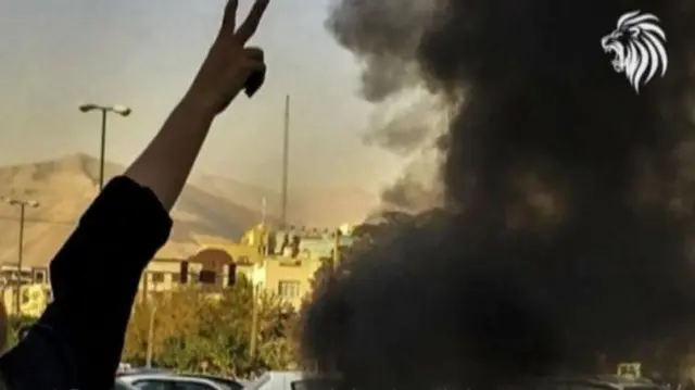 व्हिडिओमध्ये इराणमध्ये 2022 साली झालेल्या विरोध प्रदर्शनांच्या अनेक क्लिप्स दाखवण्यात आल्या.