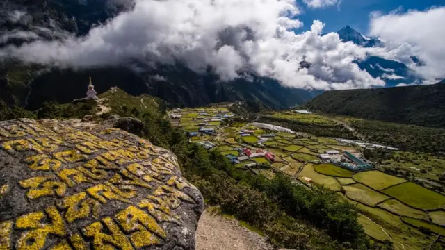 Pemandangan di Gunung Thamserku, Himalaya, Nepal