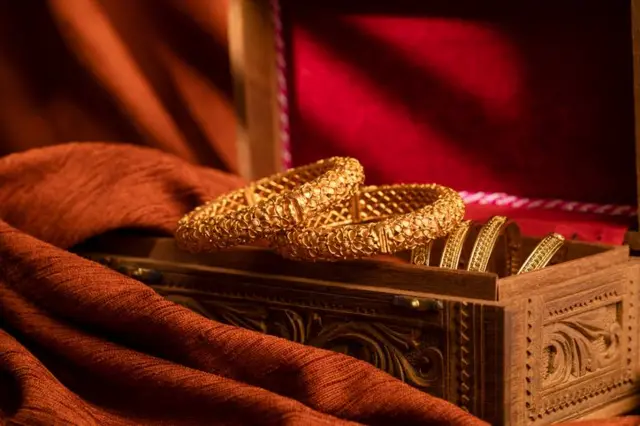 भारत सरकारच्या अर्थ मंत्रालयाच्या निवेदनानुसार, सोने आणि दागिने जर कायदेशीर आणि योग्य प्रकारे मिळवलेले असतील, तर ते घरी ठेवण्याबाबत कोणत्याही प्रकारची मर्यादा नाही. 