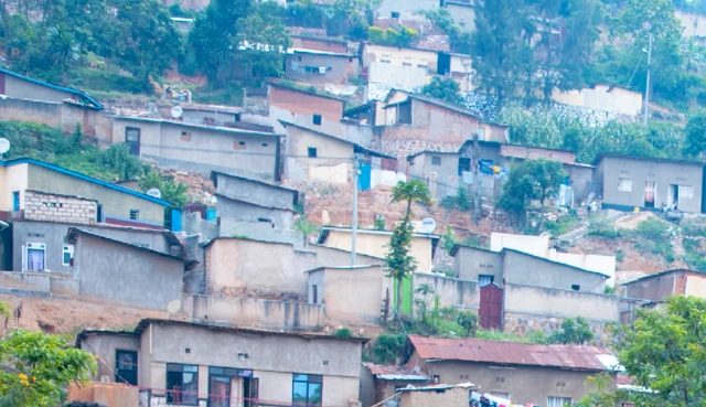 Imiryango ikennye n'iciriritse ibihumbi amagana ituye ku misozi itandukanye ya Kigali, igera ku 6,000 ubu igomba kuva aho ituye ikimuka