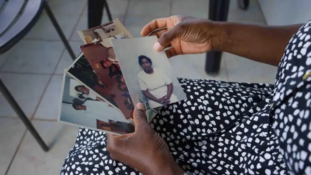 Patricia Joseph segura fotos de sua mãe