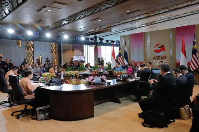 အင်ဒိုနိုင်ငံခြားရေး ဝန်ကြီး ဦးဆောင်တဲ့ တိတ်ဆိတ်တဲ့ ချည်းကပ်မှု သံတမန်နည်းလည်း ထင်သလောက် အကျိုးမဖြစ်