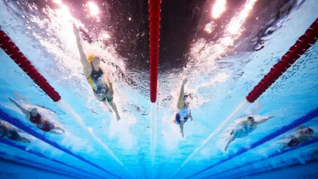 Cinco nadadorespixbet bônus de cadastrofoto debaixo da piscina 