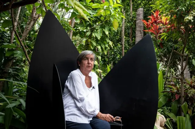 Paulina Villanueva sentada en la llamada "Silla del Diablo" que Calder le hizo a su padre.