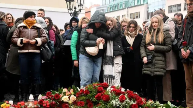 Amigos e familiares criaram um memorial improvisado próximo à universidade para as vítimas do ataque