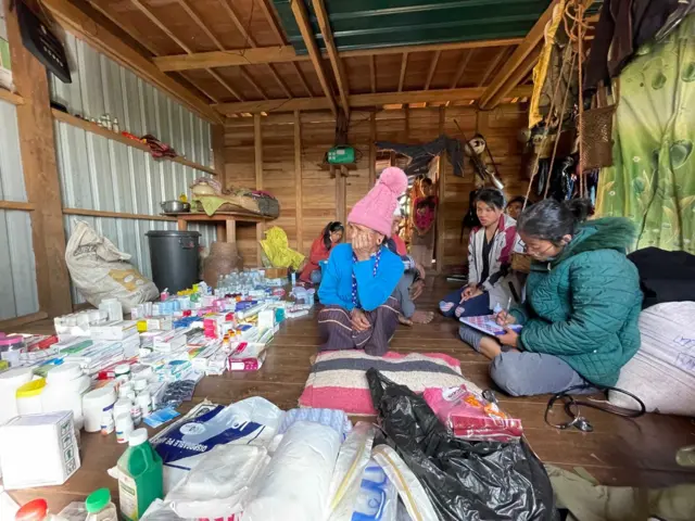 ဒေသခံတွေကို ဆေးကုသပေး