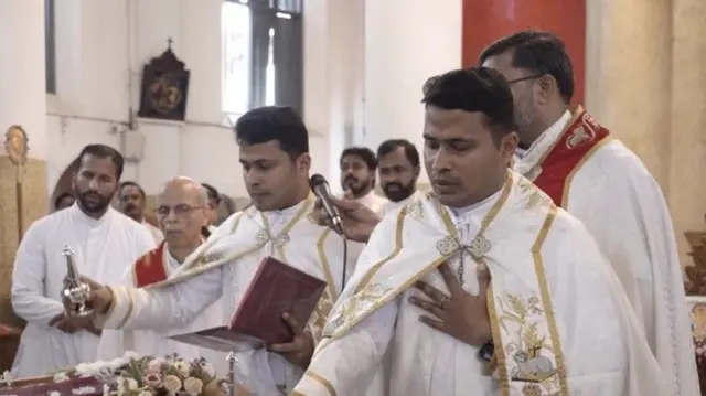 जुळ्या पाद्र्यांचेही लग्नाचे फोटो व्हायरल झाल्यापासून या लग्नाची मोठी चर्चा सुरू झाली आहे.