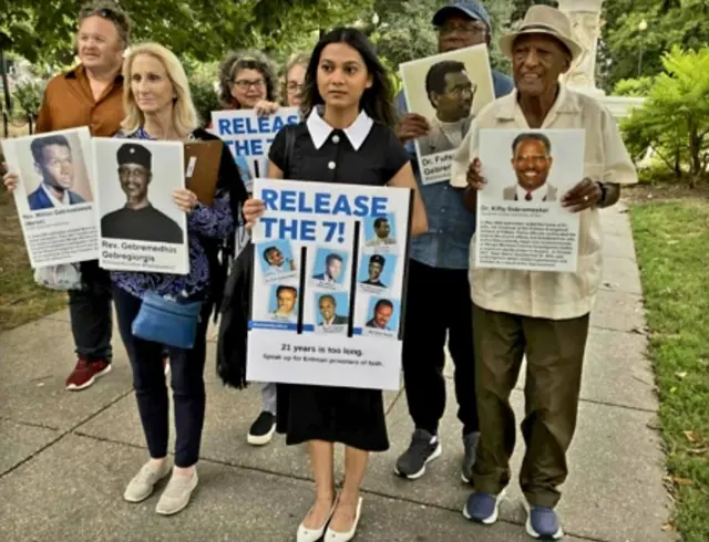 ሸውዕተ ሰባት ኣሳእል ናይቶም ኣብ ኤርትራ ንዕሊ 20 ዓመታት ዝተኣስሩ መራሕቲ ኣብያተ ክርስትያን ሒዞም ኣብ ኣብ ሓደ ልሙዕ ጐደና ይርኣዩ።