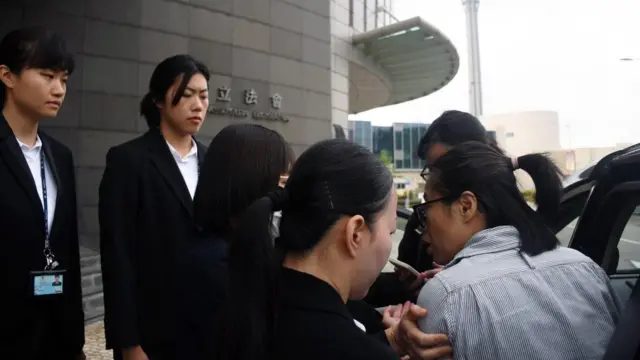 记者在采访期间被警员带走，是澳门主权移交后的第一次